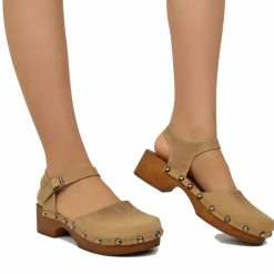 Sandali a Zoccolo in Pelle Ingrassata Camel con Tacco Basso
