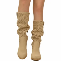 Stivali Estivi Scamosciati in Pelle Traforata Beige e Punta Sfilata