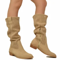 Stivali Estivi Scamosciati in Pelle Traforata Beige e Punta Sfilata