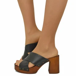 Zoccolo Donna in Pelle Ingrassata Neri con Fondo in Simil Legno