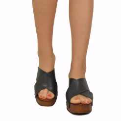 Zoccolo Donna in Pelle Ingrassata Neri con Fondo in Simil Legno