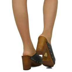 Zoccolo Donna in Pelle Ingrassata Neri con Fondo in Simil Legno