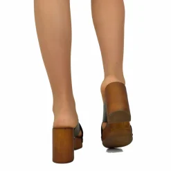 Zoccolo Donna in Pelle Ingrassata Neri con Fondo in Simil Legno